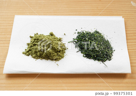 緑茶の粉末と茶葉 99375301