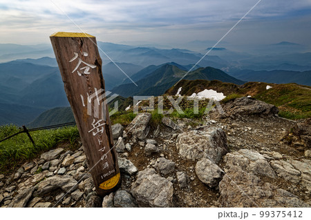 谷川岳・トマの耳から見る朝もやの山並み 99375412