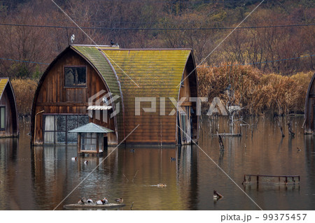 日本の岡山県瀬戸内市の水没ペンション村 日本の岡山県瀬戸内市の水没ペンション村 99375457