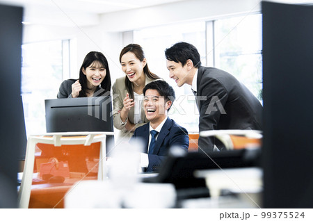 ビジネス オフィス 打ち合わせ 4人 男女 笑顔 ビジネス オフィス 打ち合わせ 4人 男女 笑顔 99375524