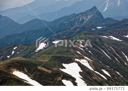 谷川連峰・武能岳から見る残雪の稜線と大源太山 谷川連峰・武能岳から見る残雪の稜線と大源太山 99375772