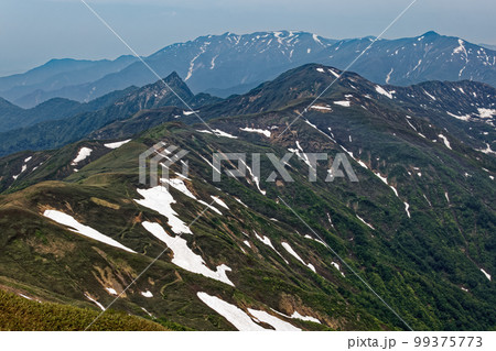 谷川連峰・武能岳から見る残雪の山並みと大源太山・巻機山 99375773