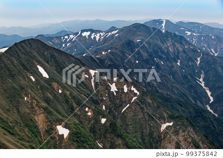 谷川岳山頂から見る初夏の上越国境の山並み 99375842