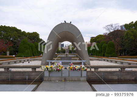 広島県平和記念公園から原爆ドームを見る 99375976