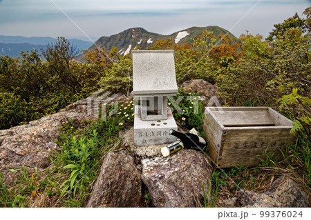 谷川岳の石祠と残雪の一ノ倉岳・茂倉岳 99376024
