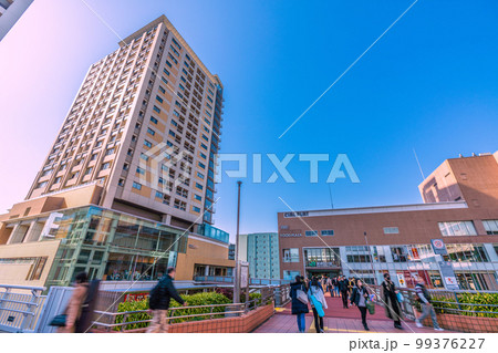 日本の横浜都市景観 東神奈川駅などを望む 日本の横浜都市景観 東神奈川駅などを望む 99376227