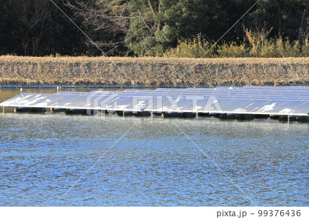埼玉県深谷市のため池に設置された水上メガソーラー 埼玉県深谷市のため池に設置された水上メガソーラー 99376436