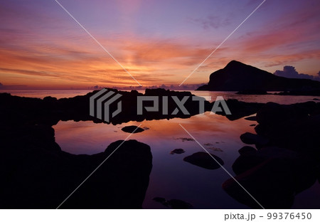利尻島の夜明け 99376450