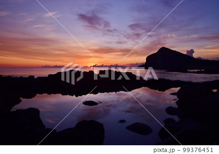 利尻島の夜明け 99376451