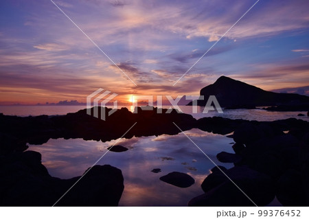 利尻島の夜明け 99376452