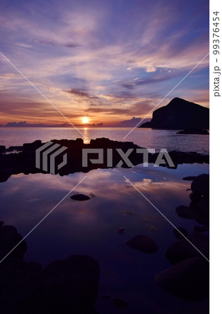 利尻島の夜明け 99376454