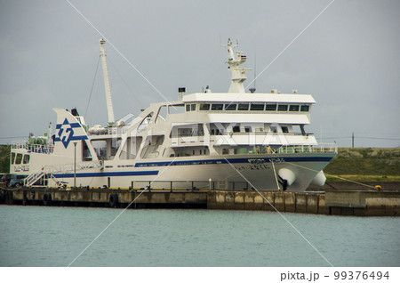 停泊する日本一揺れると言われるフェリー 99376494