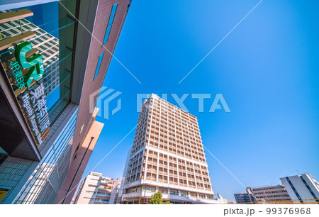 日本の横浜都市景観　東神奈川駅などを望む 99376968