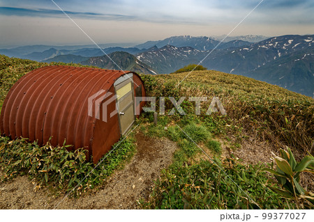 谷川連峰・一ノ倉岳避難小屋と残雪の上越国境稜線・巻機山の眺め 谷川連峰・一ノ倉岳避難小屋と残雪の上越国境稜線・巻機山の眺め 99377027