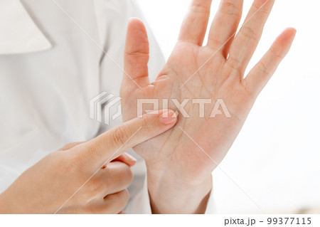 日本人女性の手のアップ 99377115
