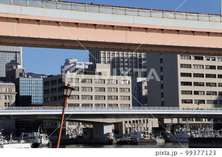 神戸の港の上を走る浜手バイパスと街並み 99377123