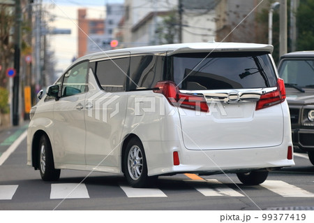 白いミニバン 99377419