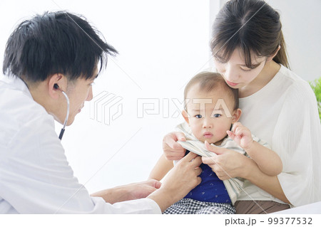 診察を受ける乳幼児 99377532