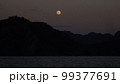 (東京都)2月、満月の月の出 99377691