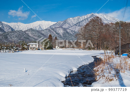 【銀世界】北アルプスと小川【大町市】 99377719