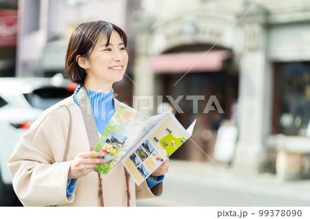 女性、旅行、観光、パンフレット、一人旅、笑顔、記念写真、旅行ガイド、カメラ、撮影、日本家屋、旅 99378090