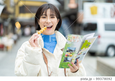 女性、旅行、観光、パンフレット、一人旅、笑顔、記念写真、旅行ガイド、カメラ、撮影、日本家屋、旅 99378092