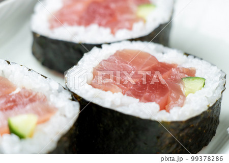 鉄火太巻き寿司のアップ。 99378286