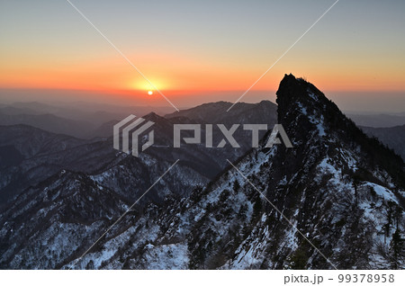 西日本最高峰の百名山「石鎚山」の夜明け 99378958