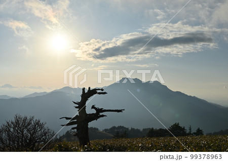 西日本最高峰の百名山「石鎚山」の冬景色 西日本最高峰の百名山「石鎚山」の冬景色 99378963