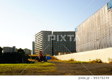 カラー　高層ビル　都市　風景　（2023年2月登録） 99379249