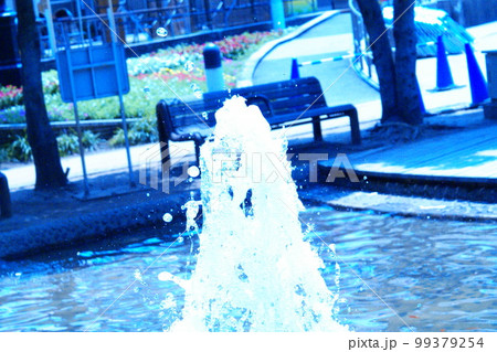 カラー　海　波　背景　輝き（2023年2月登録） 99379254