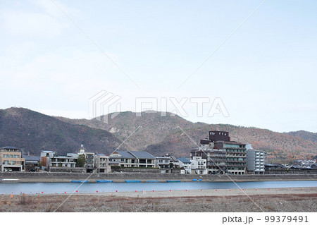 12月中旬 岐阜市長良川温泉旅館街と長良川 12月中旬 岐阜市長良川温泉旅館街と長良川 99379491