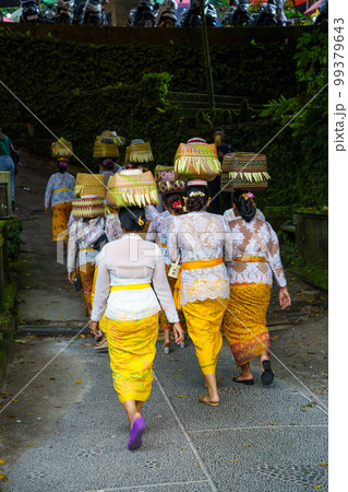 お供えのかごを頭に乗せて歩くバリ女性（インドネシア・バリ島）の写真素材 [99379643] - PIXTA