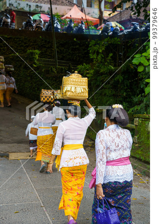 お供えのかごを頭に乗せて歩くバリ女性(インドネシア・バリ島) お供えのかごを頭に乗せて歩くバリ女性(インドネシア・バリ島) 99379646