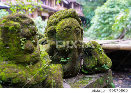 グヌンルバ寺院付近の石像（インドネシア・バリ島） 99379660