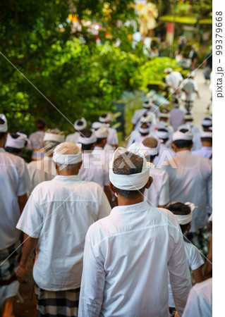 バリヒンドゥー教寺院の祭礼行列(インドネシア・バリ島) バリヒンドゥー教寺院の祭礼行列(インドネシア・バリ島) 99379668