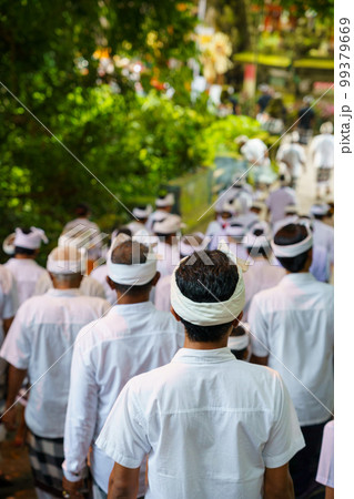 バリヒンドゥー教寺院の祭礼行列(インドネシア・バリ島) バリヒンドゥー教寺院の祭礼行列(インドネシア・バリ島) 99379669