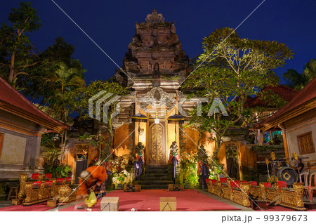ウブド王宮のバリ舞踊ショー会場（インドネシア・バリ島） 99379673