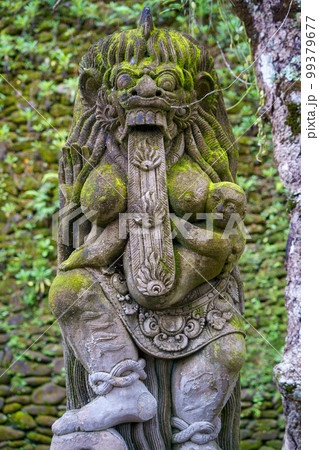 バリヒンドゥー教の石像（ティルタウンプル寺院／インドネシア・バリ島）の写真素材 [99379677] - PIXTA