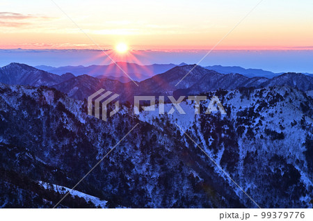 日本百名山「剣山」の冬の日の出 99379776