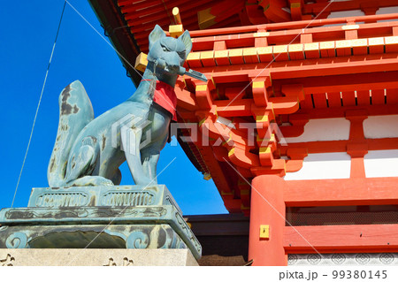 京都 伏見稲荷大社の狐 99380145