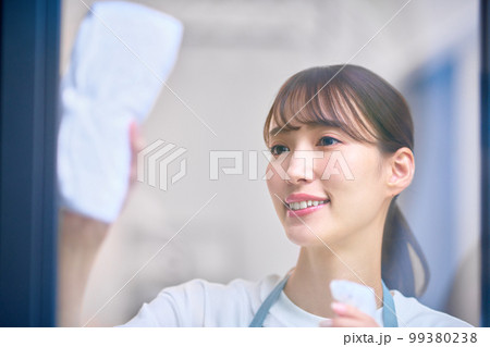 窓拭きをする主婦の家事イメージ 99380238