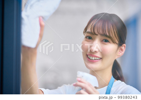窓拭きをする主婦の家事イメージ 99380243
