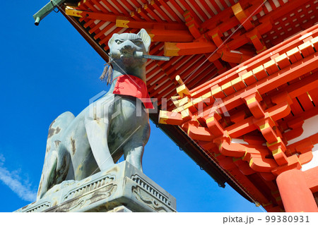 京都 伏見稲荷大社の狐 99380931