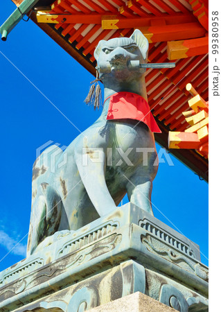 京都 伏見稲荷大社の狐 99380958