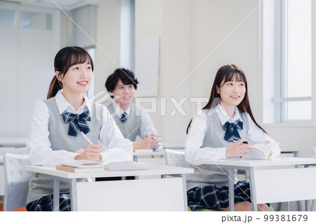 教室で楽しく授業を受ける高校生 99381679
