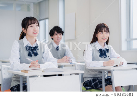 教室で楽しく授業を受ける高校生 99381681