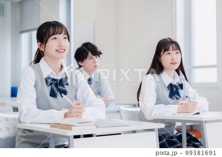 教室で楽しく授業を受ける高校生 99381691