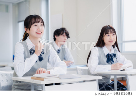 教室で楽しく授業を受ける高校生 99381693