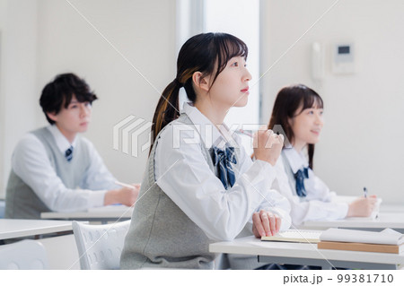 教室で楽しく授業を受ける高校生 教室で楽しく授業を受ける高校生 99381710